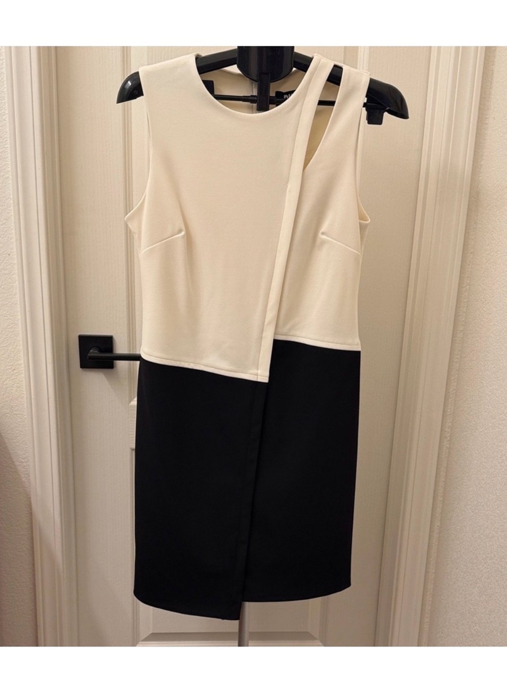 DKNY Lace Crepe Black and Cream Colorblock Sheath Dress size 14 NWT